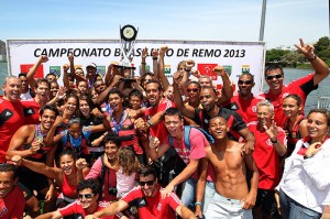 Rubro-negros festejam o título Brasileiro Júnior (Foto: Satiro Sodre/SSPress)