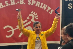 Josiane Lima: martelo e medalha no CRASH-B (Foto: CBR)