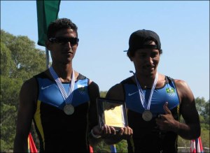 Felipe e Marciel: campeões sul-americanos Sub-23 (Foto: Federação Uruguaia de Remo)