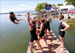Nova Zelândia comemora vitória no Oito Com (Foto: Igor Meijer/FISA)
