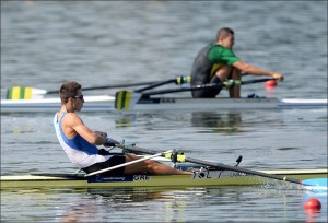 Uncas (ao fundo) e o grego Giannaros: vaga na semi (Foto: Detlev Seyb/FISA)