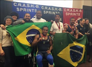 Brasileiros comemoram participação no CRASH-B (Foto: Divulgação/Facebook)