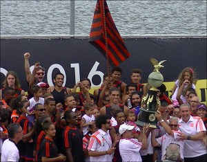 Rubro-negros comemoram título da 1ª Regata (Foto: Remo em Voga)