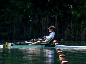 Fabiana rema por medalha este domingo (Foto: Igor Meijer/FISA)